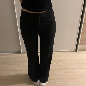 Kostymbyxor  - Säljer dessa kostymbyxor från NAKD, de är aldrig använda 🪩 storlek S och går ner till marken på mig som är 173 lång