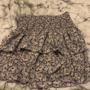 Volangkjol - Jätte fin volang kjol ifrån Gina Tricot 