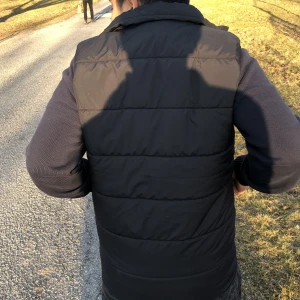 Väst - Bra väst inför vår/sommar aldrig använt.Om det finns frågar gäller det bara att skriva och plats kan vi ordna