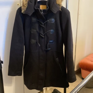 Kappa  - Säljer en kappa dom inte kommer längre till användning💘 den är i jätte bra skick inget fel på den för information kontakta mig 💕