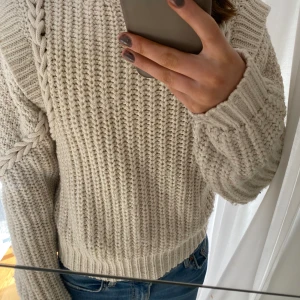 Stickad tröja - Jättefin stickad tröja med volanger och detaljer från bershka. Köpt för 1 år sedan men endast använd fåtal gånger. I strl S. 🥰