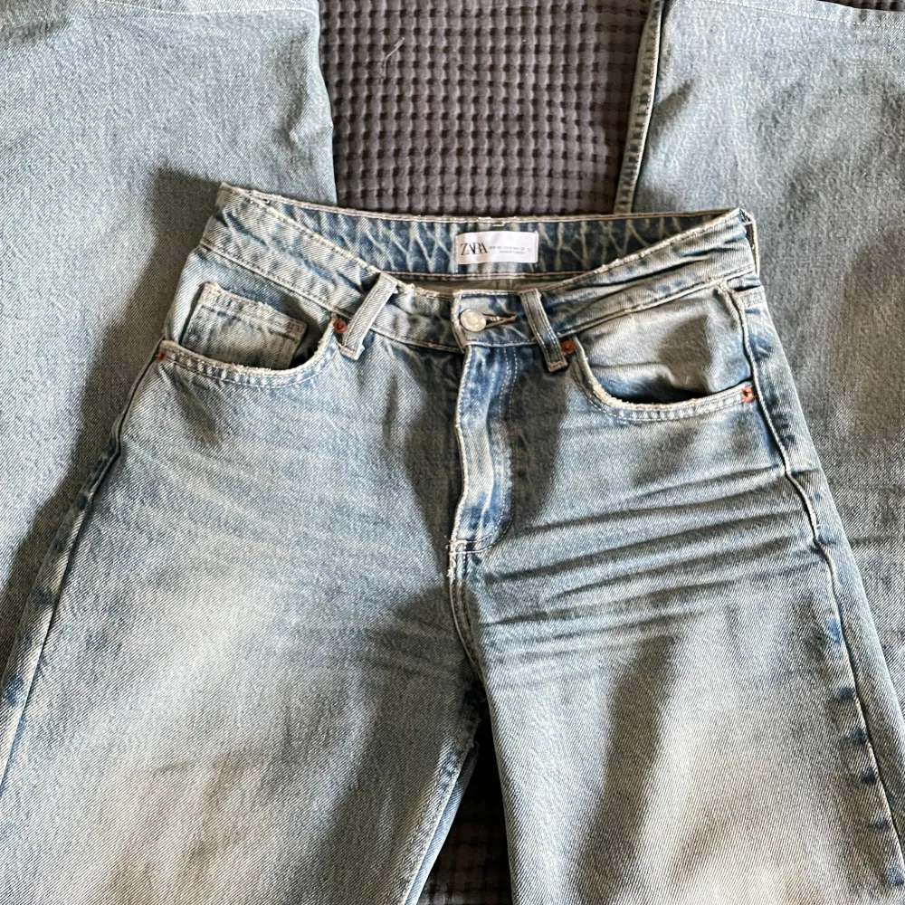 Säljer nu mina älskade straight jeans från Zara!💗 dessa säljer jag då de har blivit lite för små, vilket är supersynd!💞 köpt för 400kr! Står inte för frakten ❤️. Jeans & Byxor.