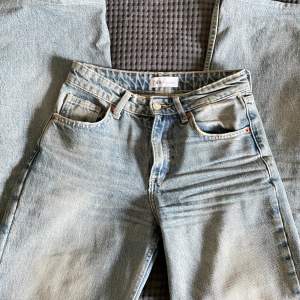 Säljer nu mina älskade straight jeans från Zara!💗 dessa säljer jag då de har blivit lite för små, vilket är supersynd!💞 köpt för 400kr! Står inte för frakten ❤️