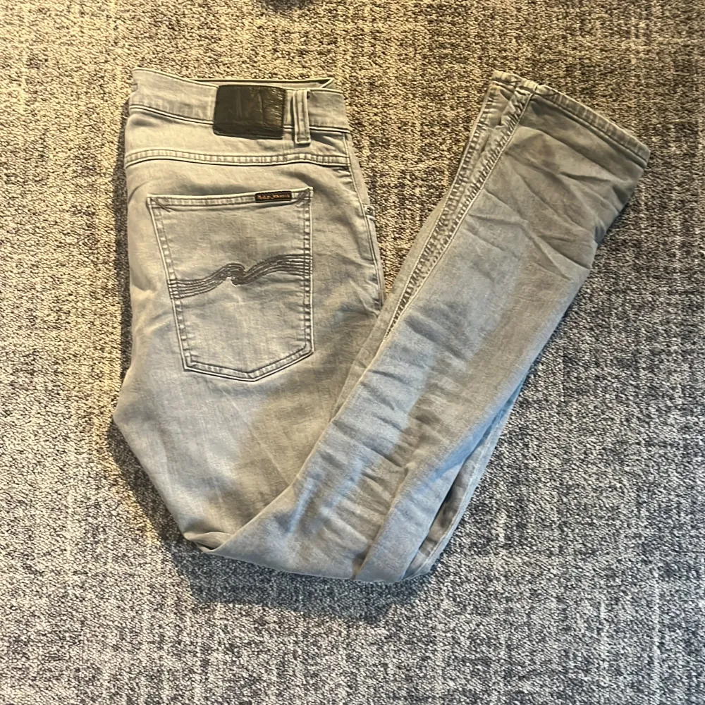 Nudie jeans i modellen Thight Terry. De säljs i befintligt skick och utan några alls defekter!. Jeans & Byxor.