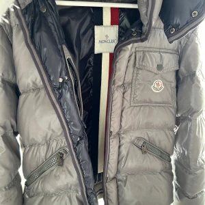 Moncler Branson Down  - Fin och varm Moncler jacka, önskas fler bilder är det bara att skriva.  Finns inga synliga skador på jackan