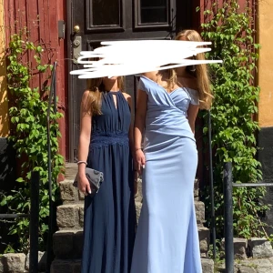 Balklänning - Säljer nu min sjukt fina balklänning som är helt slutsåld, skriv till mig om ni har frågor❤️  Använd endast en gång❤️Pris kan diskuteras. Tryck inte på köp nu❤️