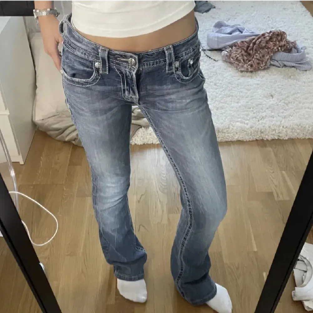 Säljer dessa supersnygga miss me jeans💕Har ett hål vid foten men annars har dom inga defekter!Midjemått är 35 cm  Innerbene är 78 cm. Jeans & Byxor.