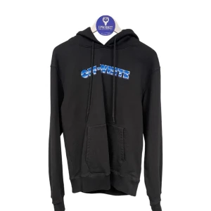 Off white- Hoodie - Hej🔹Off White hoodie med Diag-strupe tryck, slutsåld kollektion. Skick: 9/10. Tveka inte på att kontakta oss i chatten vid frågor, fler bilder eller köp✅