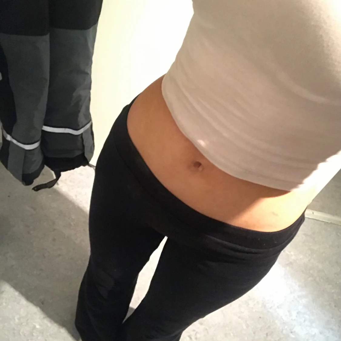 Lågmidjade utsvängda byxor