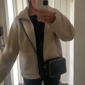 Hm teddy jacka - Supersnygg teddyjacka! I storlek m😊 Tryck gärna på köp nu💕