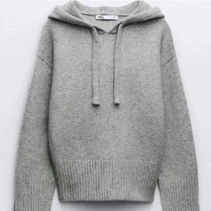 Stickad hoodie  - Säljer denna super fina skickade hoodie från zara då den inte riktigt kommer till användning ! Skriv för fler bilder! Tryck gärna köp nu! Ps den är rätt liten i storlek! Jag är 160 och har M! Skulle säga nyskick, använd ungefär 2 ggr 💕