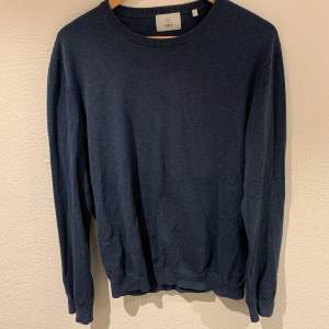 Blå tröja av märket Bläck Storlek L Har använts flitigt men inga synliga defekter Kan mötas upp i Stockholm 