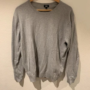 Uniqlo Tröja - Bra skick, använts en sommar, inga defekter Storlek L Grå Kan mötas upp i Stockholm