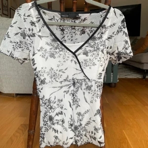 Meshtopp - Super fin meshtopp som jag älskar men kommer tyvärr inte till användning. Sytt in i midjan för en snyggare passform!