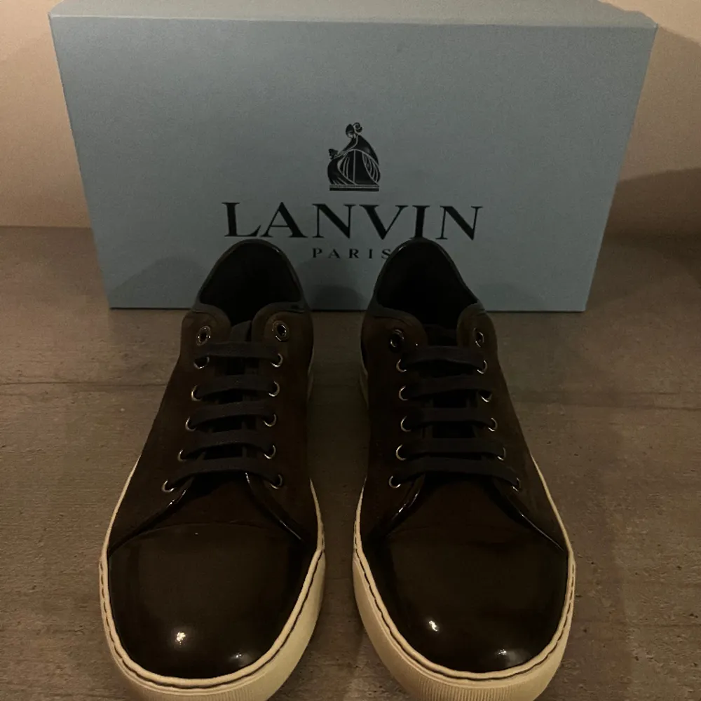 Vi säljer nu dessa riktigt snygga Lanvin skorna . Skick: 10/10, nya Pris: 2599 kr✅ Storlek: UK6~41  Box, dustbag och  liknande medföljer. Vid frågor eller funderingar är det bara att skriva!. Skor.