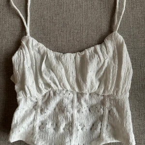 vit söt linne S - söt vit linne köpt från zalando öppen rygg storlek S liten i storlek  fint skick 