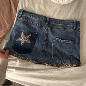 Remake jeanskjol - Leopardjeans kjol storlek S/M