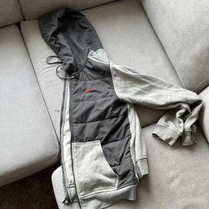 Nike zip - Riktigt fin tröja. Har knappt använt den och är i bra skick. Hör av dig om du har några frågor.