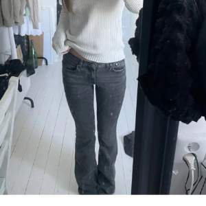 Säljer mina fina gråa lågmidjade jeans som jag köpt ifrån Gina tricot! Dem är lite slitna vid fötterna, skriv för bild! Storlek s och passar mig bra som är 162cm lång!