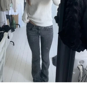 Gråa lågmidjade jeans från Gina tricot! - Säljer mina fina gråa lågmidjade jeans som jag köpt ifrån Gina tricot! Dem är lite slitna vid fötterna, skriv för bild! Storlek s och passar mig bra som är 162cm lång!