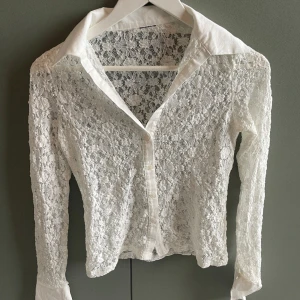 Skjorta i spets från Gina Tricot  - Supersöt skjorta med spets och långa ärmar! Aldrig använd men upptäckt ett litet hål i nederkant, ingenting som syns och enkelt att fixa ⭐️