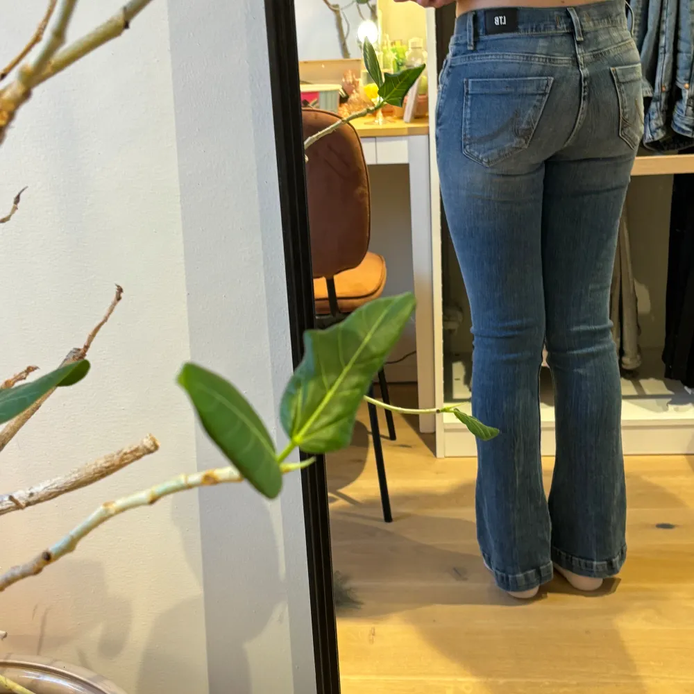 Säljer dessa supersnygga jeansen från Ltb i modellen Fallon i storlek W25 L30😊 Aldrig använda och endast provade! Säljer då jag tycker att dem är lite för korta på mig som är ca 1,63🥰. Jeans & Byxor.