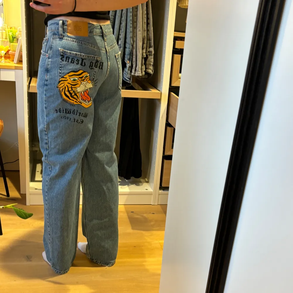 Säljer ett par super coola jeans från BDG, baggy passform och ganska highwaist i storlek w26☺️säljer då dem har blivit lite små för mig😊. Jeans & Byxor.