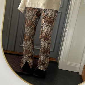 Mönstrade byxor  - Mönstrade bruna/beiga byxor i fint skick från Cappopera. Kan inte hitta storlek men skulle säga att de passar som en 38 eller M. De är lite stora på mig som brukar ha 36 men funkar ändå. Kom privat för fler bilder. Använd gärna köp nu!