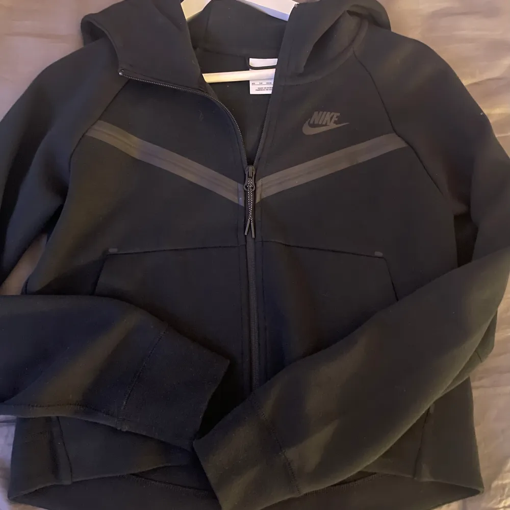 Säljer min nike tech som är använd runt 2 gånger, inga defekter. Nypris 1349kr. Hoodies.