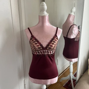 Topp - Topp med mesh tyg och brodering 