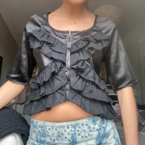 Najs topp - Så snygg topp/blus som man även kan ha som liten bolero då det är en dragkedja💓💓