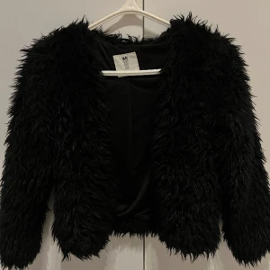 Svart päls jacka (BARN 8-10 år) - En svart päls jacka för barn mellan 8-10 år.  Storlek: 134-140