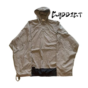 Vintage Adidas windbreaker  - - En fin vintage Adidas windbreaker - Storleken L-XL - Cool dragkedja på vänstra armen - Tveka inte att ställa frågor om plagget 