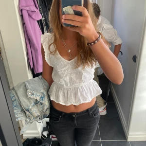 vit volangtopp - super fin vit volangtopp som passar till allt!!