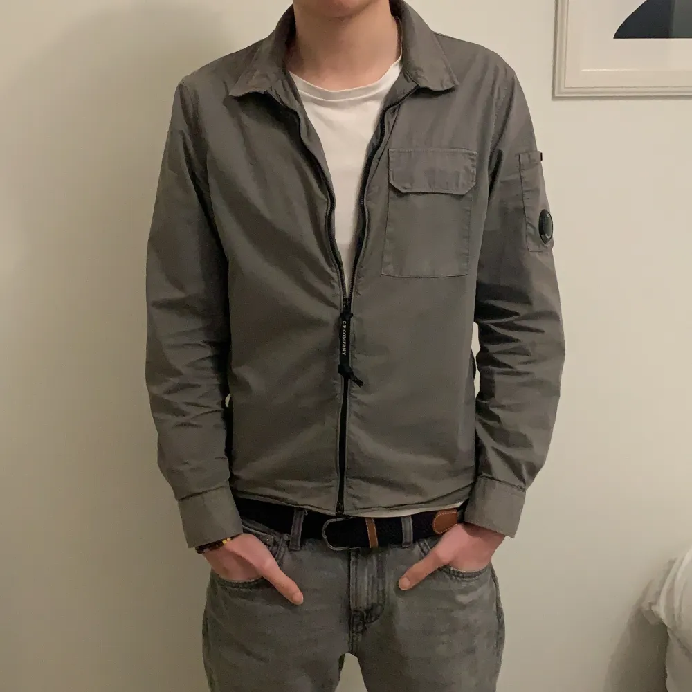 Säljer nu min Cp Company overshirt eftersom jag har växt ut den och säljs i bra skick. Inga hål. Pris kan diskuteras vid snabb affär!Äkta!!. Tröjor & Koftor.