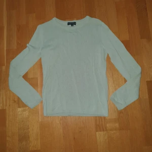 Sage green tröja - Storlek S, den har små bubblor som inte kameran kunde plocka upp men kan skicka bild på det om man vill. Skriv om du har frågor💕