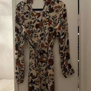 Blommig klänning - Säljer eftersom den var förstor för mig och därför inte används. Men den sitter bra och är i bra skick❤️