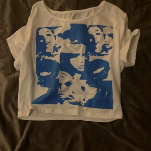 crop t-shirt - ⚠️ber om ursäkt för dålig kamera⚠️ denhär tröjan har använts en gång så den säljes i bra skick💛