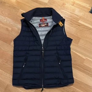 Parajumper väst storlek xs - En fin parajumper väst i strlk xs. Den är i bra skick och utan några defekter. 