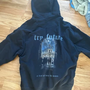 Hoodie med tryck  - En hoodie med tryck i storlek M/L. Sällsynt och i bra skick. Köparen står för frakt  💗