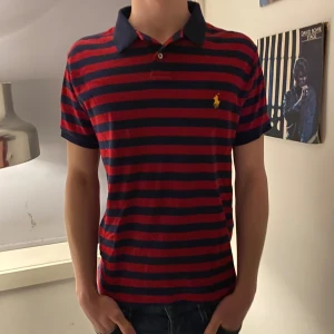 Ralph lauren piké  - Unik o fet Ralph lauren piké! Perfekt till sommaren!😊 Modellen på bilden är 1.84 cm lång!