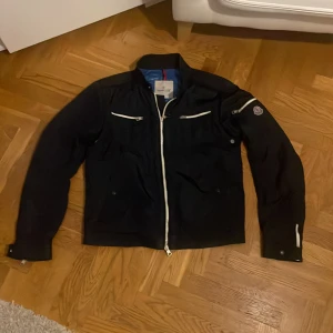 Moncler jacka  - Säljer en riktig fräsch vårjacka igrån moncler. Storlek 3 och sitter som En S/M. Fint skick och inget orginal medföljer 