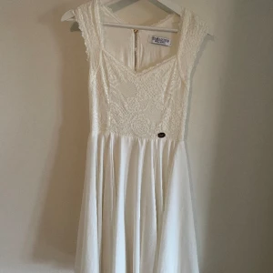 Vit klänning  - Vit klänning, använd en gång. 