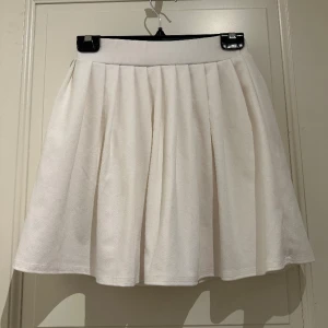 Tenniskjol vit  - Jättefin tenniskjol från missguided, bra material och inte alls genomskinlig, använd några gånger men är i superbra skick, skriv för fler bilder ❤️