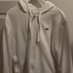 Lacoste Hoodie - Tröjan är otroligt fint skick bara använd fåtal gånger, Nypris 1500 kr