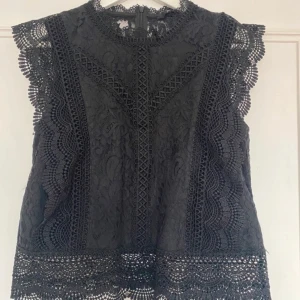Superfin spetsblus i svart🌟 - Säljer pågrund av att den inte används. Är i storlek 40 men sitter som en 38