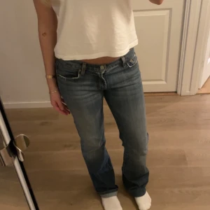 Lågmidjade jeans - Från 7 for all mankind, använda 1-2 gånger! Midjemått: 38cm Innerbenslängd: 82cm