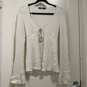 Vit blus - Så fin blus från bikbok i superskönt material, använd en del men i superbra skick, påminner lite om den populära blusen från design by si, hör av er för fler bilder ❤️