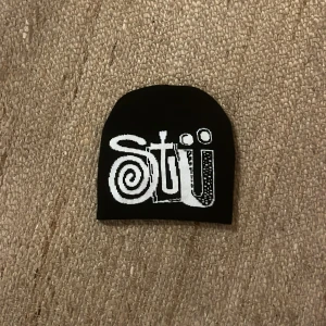 beanie - Tja! Säljer denna snygga mössa för att den inte är min stil, inga defekter, bra skick. Hoppas du vill köpa!