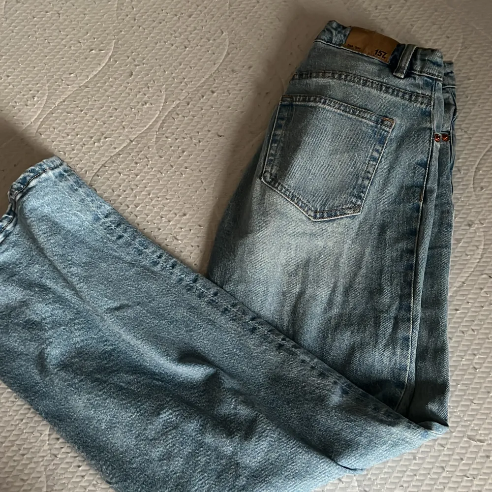 Ett par jeans från lager 157 som inte kommer till användning andvänt 3-4 gånger men då dom är för långa för mig skit snygga. Köpta för 400 säljer för 150 plus frakt, de är ljusblåa lågmidjade och straight.. Jeans & Byxor.